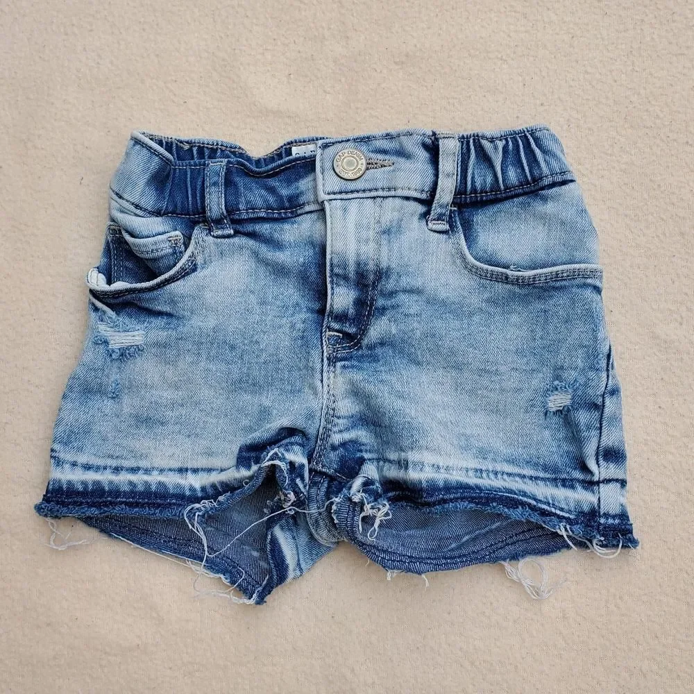 GAP Shortie distressed light wash denim jean shorts Size 4